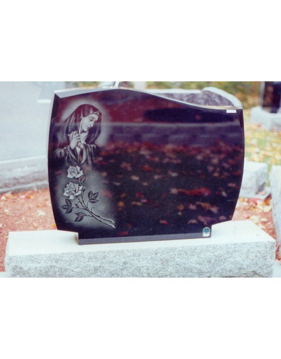 La Vierge en piété avec deux roses